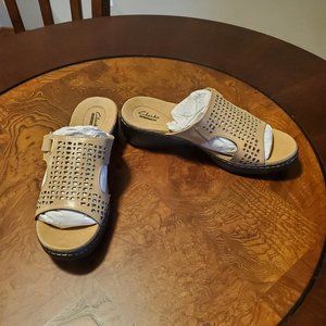NEVER BEEN WORN - Clarks Size 9.5 M (US) Hayla Samoa Tan Slip-on Sandal